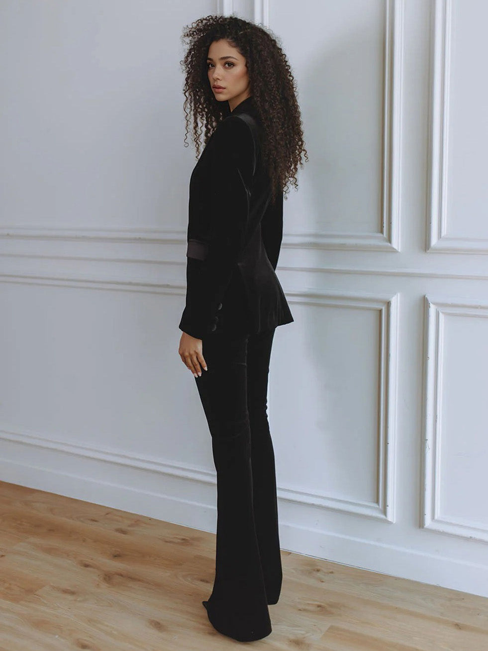 Blazer in Velvet — Slim Fit Single Button Closure with Satin Lapel Trim for Women