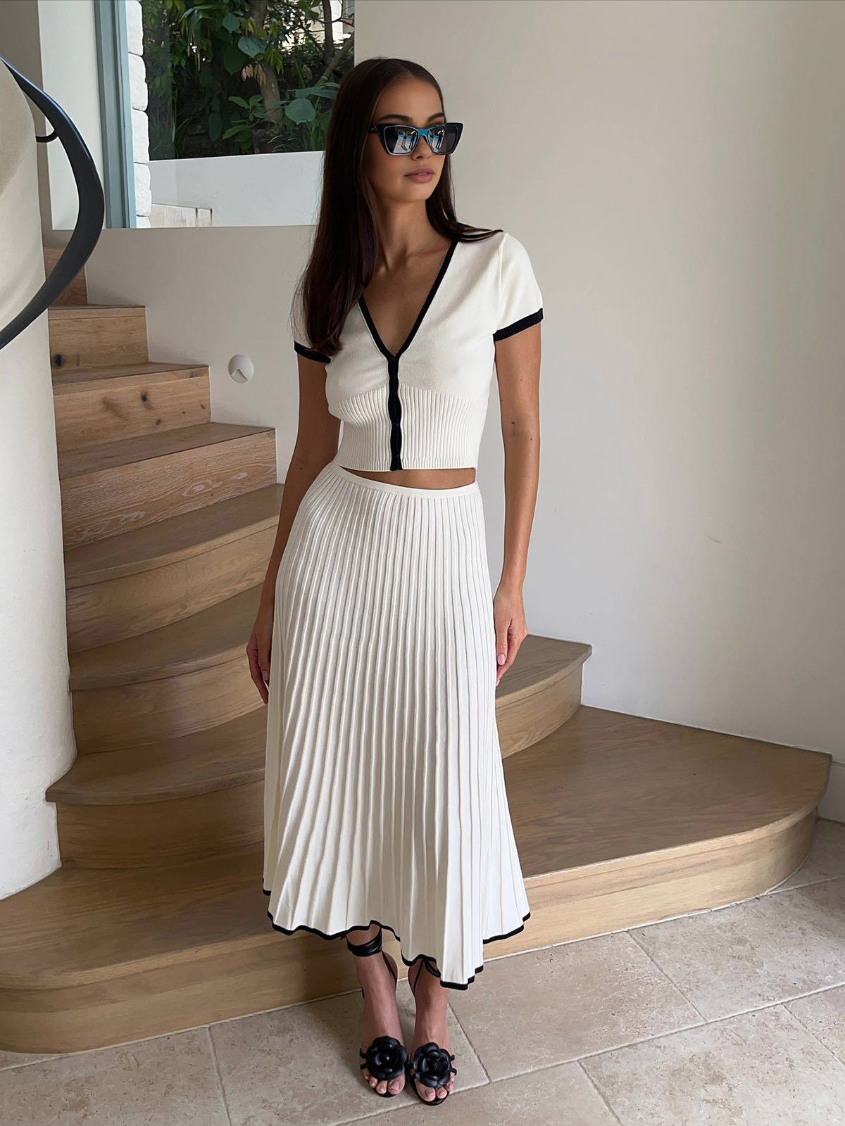 Skirt in Knit — Pleated Midi with High Waist for Elegant Casual and Office Style