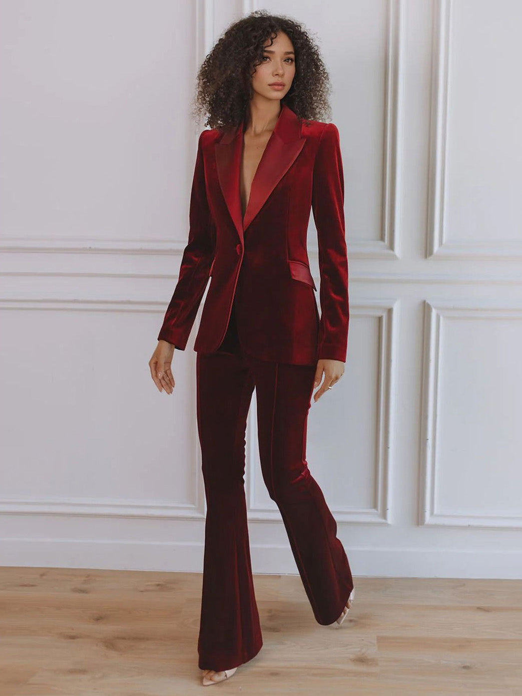 Blazer in Velvet — Slim Fit Single Button Closure with Satin Lapel Trim for Women