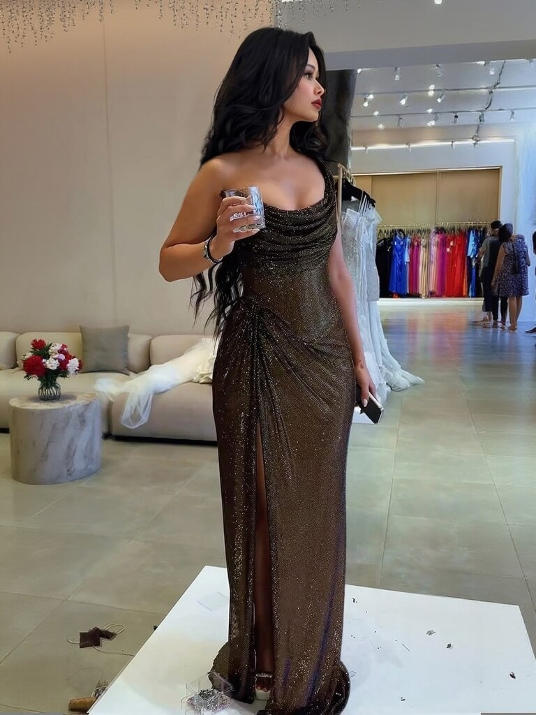 Dress in Sequin — Bodycon Maxi with Ruched Waist and High Slit for Evening