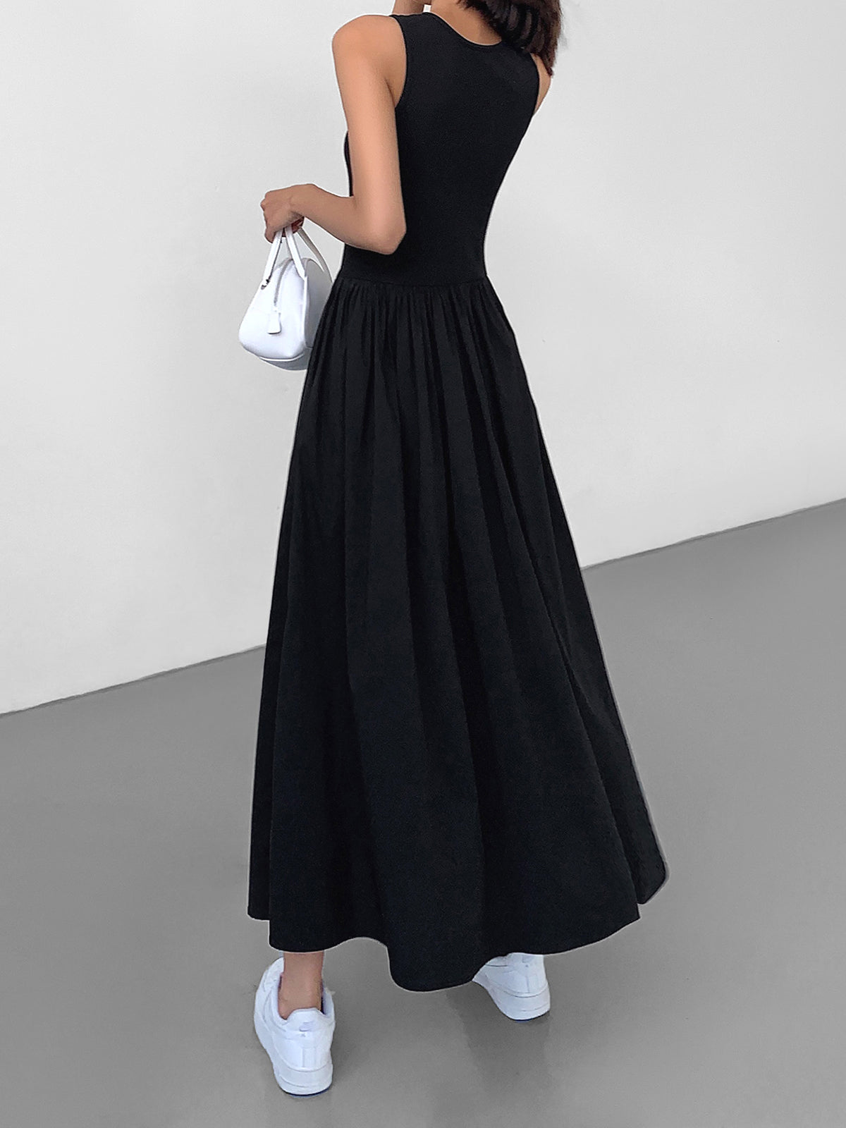 Dress in Cotton — Sleeveless Ribbed Bodice Midi with Full Gathered Skirt and Pockets