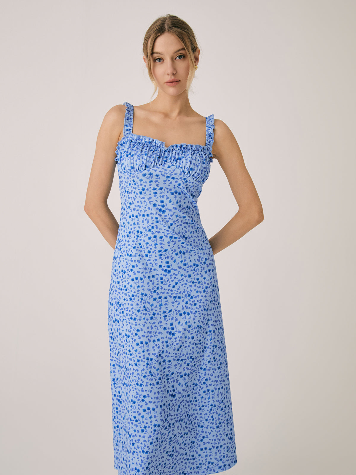 Dress in Viscose — Floral Spaghetti Strap Bodycon Midi with Ruched Bust and Ruffle Hem for Summer